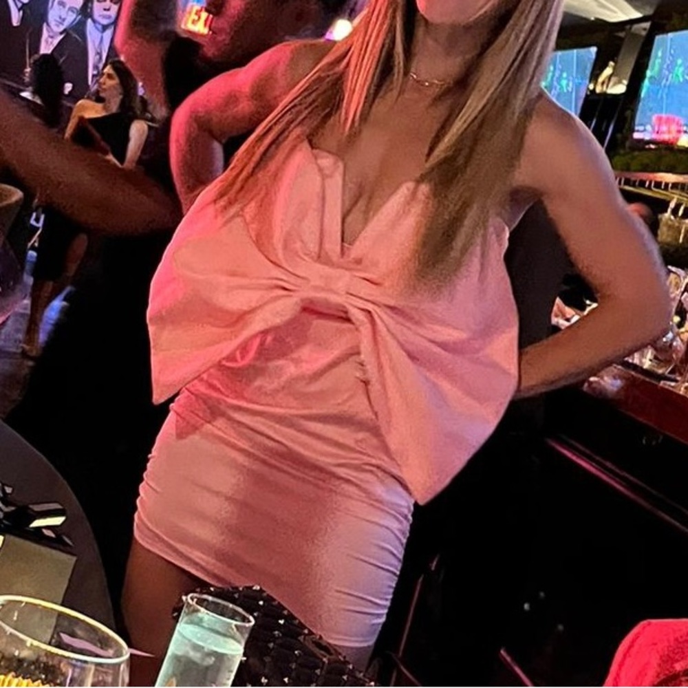 Beautiful strapless oversized bow, mini dress